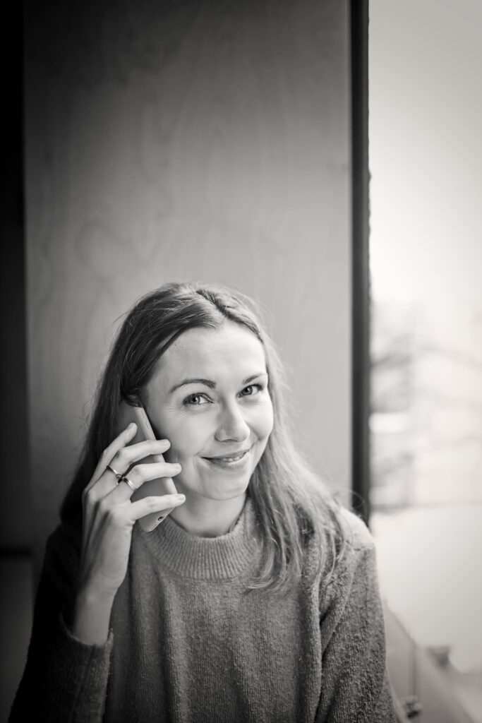 Lucie brandová fotografie s mobilem @Anna Dušáková